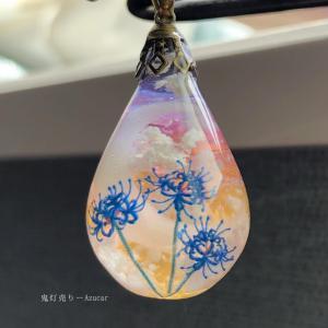 夕焼け空に蒼の彼岸花 雲レジン オルゴナイト ドロップ 蓄光三日月 ネックレス