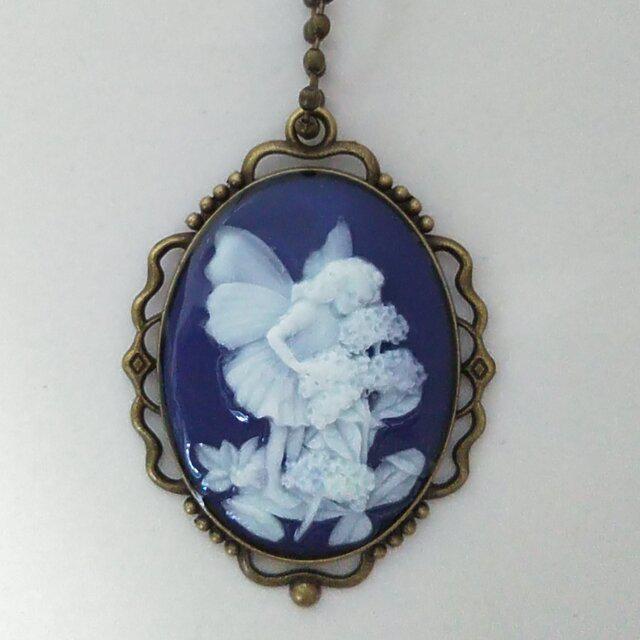 お花と戯れる　キュートなフェアリー　蓄光　カメオ風ペンダントトップ(ネックレスチェーン別途)