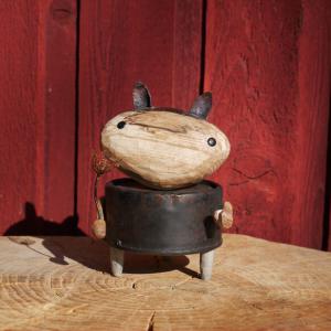 花のような物を手にし、耳のようなのが付いた,空き缶と木などで出来たロボット（Abandoned robots)