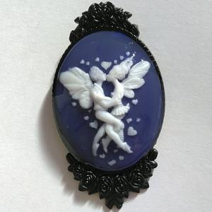 緻密デザイン☆　ラブラブフェアリー　カメオ風ブローチ