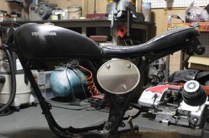 SR400 アルミ オーバル ゼッケンプレート サイドカバースクランブラーカフェレーサーＶＭＸビンテージモトクロス ｋ９６４