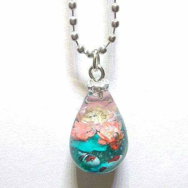 錦鯉　蓮の花咲く　雫チャーム