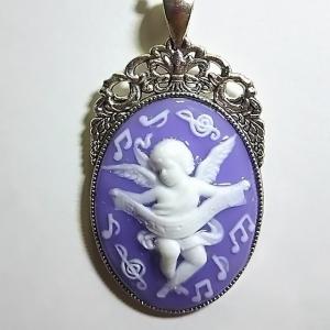 暗闇で光る　音の天使　カメオ風ペンダントトップ　(ネックレスチェーン別途)