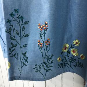 新品4l 大きいサイズ 花柄刺繍デザインダンガリーチュニック ブルー